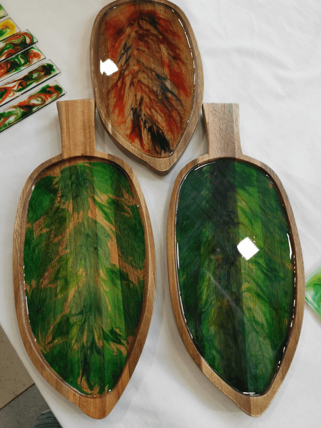 Leaf shaped tray